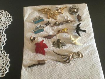 16 broches van verschillende materialen en vormen. Vintage! beschikbaar voor biedingen