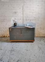 Antieke hutkoffer , kist in het blauw, salontafel op wielen, Ophalen of Verzenden