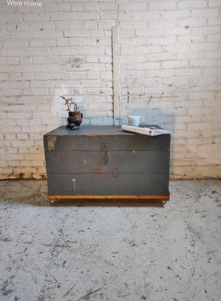 Antieke hutkoffer , kist in het blauw, salontafel op wielen, Antiek en Kunst, Curiosa en Brocante, Ophalen of Verzenden