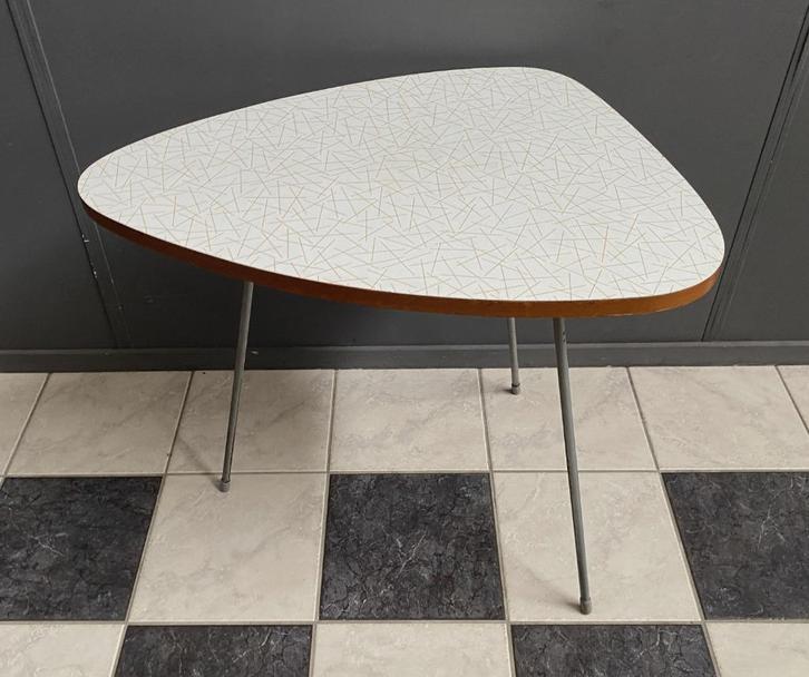 50 jaren nier model bijzet salon tafel wit formica streepjes, Huis en Inrichting, Tafels | Sidetables, Gebruikt, 50 tot 75 cm