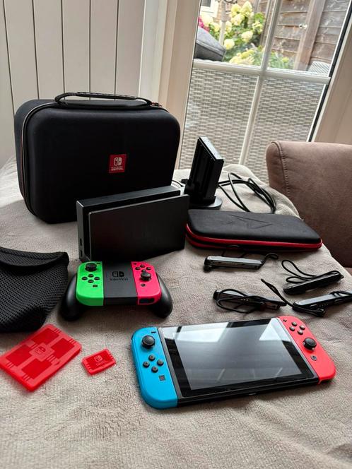 Nintendo Switch met accessoires, Spelcomputers en Games, Spelcomputers | Nintendo Switch, Zo goed als nieuw, Switch Original, Met 2 controllers
