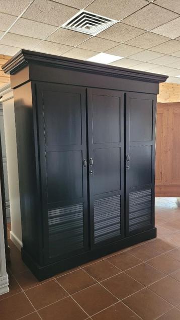 Linnenkasten, kledingkasten, garderobe brocante slaapkamer beschikbaar voor biedingen