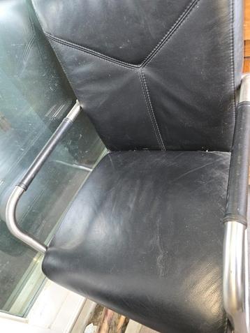 Leren stoelen zwart   beschikbaar voor biedingen