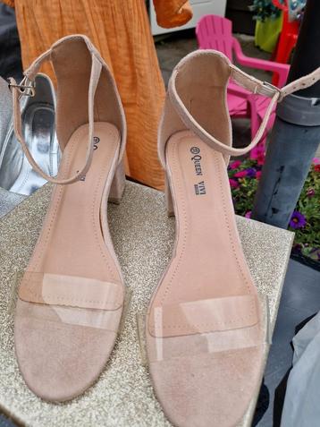 Roze schoenen in mooie staat beschikbaar voor biedingen