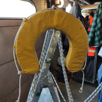 Gele reddingsboei beschikbaar voor biedingen