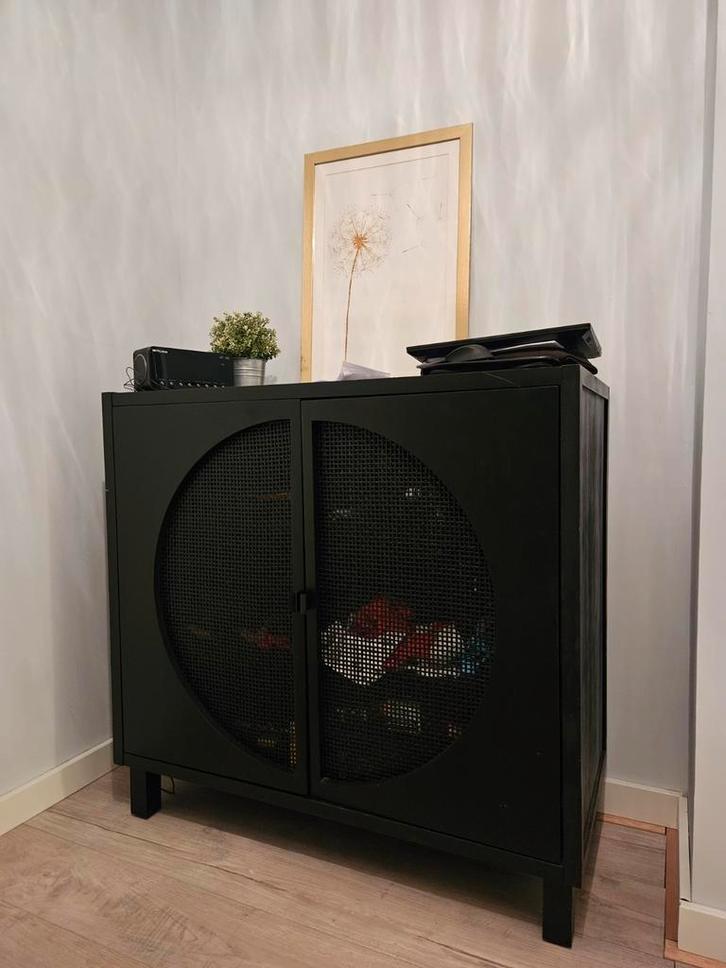 Woood Zwarte Wandkast/Commode Rotan, Huis en Inrichting, Kasten | Dressoirs, Gebruikt, 50 tot 100 cm, 25 tot 50 cm, Met deur(en)
