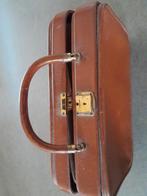 Bruine oude beautycase/ koffertje. 33 bij 22cm., Sieraden, Tassen en Uiterlijk, Koffers, Slot, Gebruikt, Minder dan 35 cm, Leer