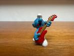 Smurf met gitaar - rode gitaar met licht bruine snaren, Verzamelen, Smurfen, Ophalen of Verzenden, Gebruikt, Overige Smurfen, Poppetje, Figuurtje of Knuffel