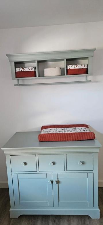 Commode met 3 lades en 2 deuren beschikbaar voor biedingen