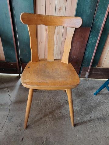 * stoel; vintage geleefde houten stoel, keukenstoel beschikbaar voor biedingen