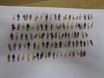Te koop 99 nieuwe H0 spoor poppetjes. beschikbaar voor biedingen