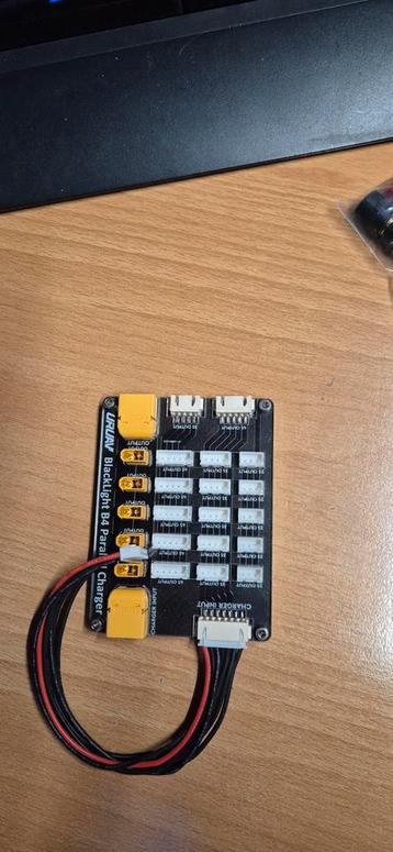 UPRUAV Blacklight B4 Parallel Charger beschikbaar voor biedingen