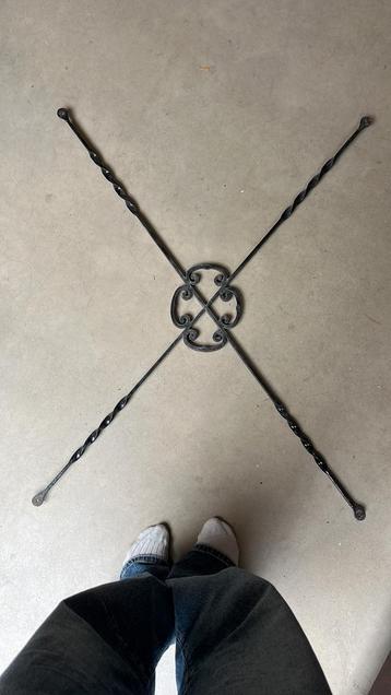 Set van 2 oude gietijzeren deurornamenten / kruisdecoraties beschikbaar voor biedingen