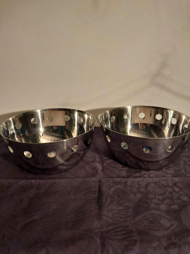 2 RVS Schalen met rand met openingen, Huis en Inrichting, Woonaccessoires | Schalen en Manden, Zo goed als nieuw, Schaal, Rond