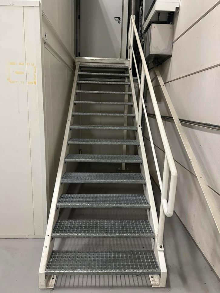 Stalen trap, Doe-het-zelf en Verbouw, Ladders en Trappen, Zo goed als nieuw, 2 tot 4 meter, Ophalen