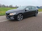 Volvo V60 D3 150pk 2016 Zwart R-design, Auto's, Voorwielaandrijving, 4 cilinders, Zwart, Origineel Nederlands