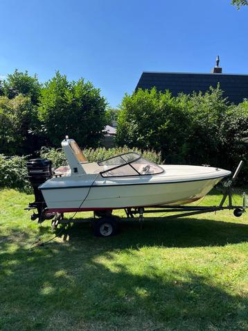 Leuke boot beschikbaar voor biedingen