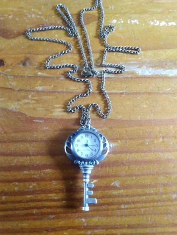Horloge aan ketting, model sleutel beschikbaar voor biedingen