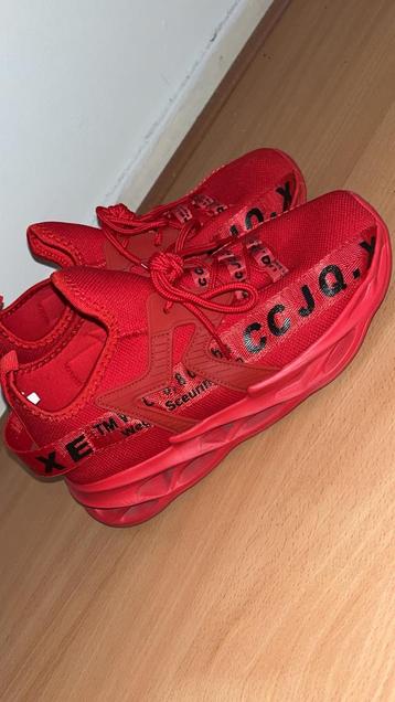 Rode sneakers beschikbaar voor biedingen