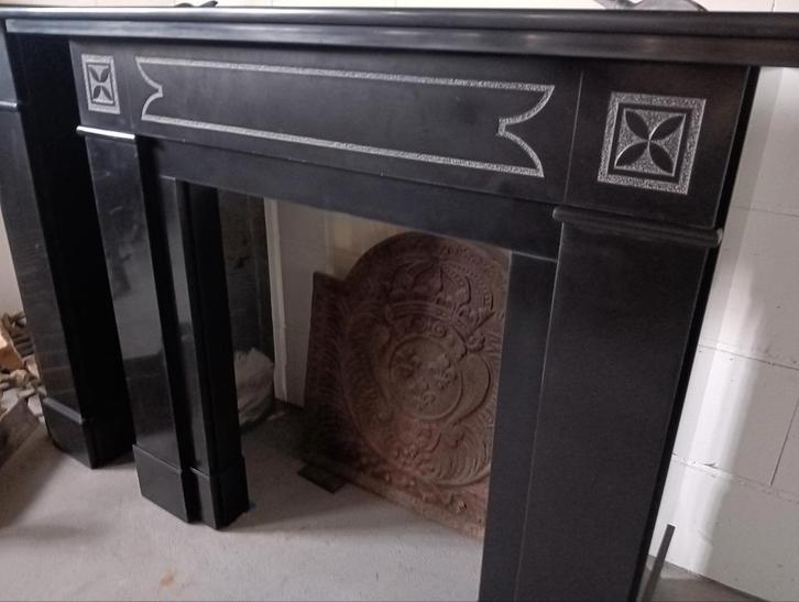 Antieke zwart marmeren schouw schoorsteenmantel haard, Huis en Inrichting, Haarden, Gebruikt, Ophalen