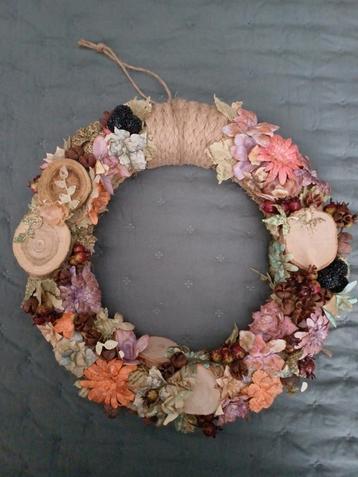 Krans Doorsnee 33 cm. Met handgemaakte papieren bloemen.  beschikbaar voor biedingen