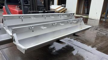 Diverse wastroggen wasbakken sanitair beschikbaar voor biedingen