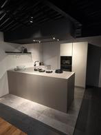 Moderne showroomkeuken met kookeiland, Huis en Inrichting, Keuken | Complete keukens, Ophalen, Zo goed als nieuw, Greeploos, Composiet
