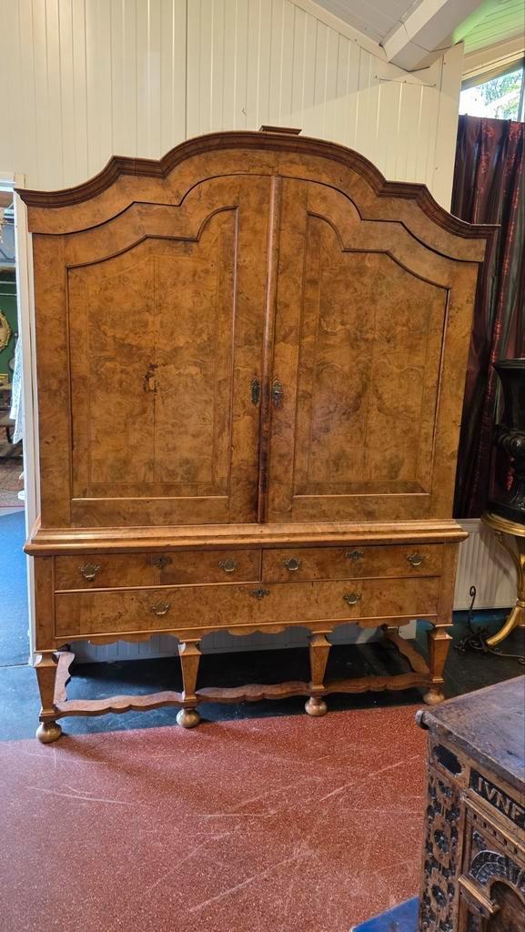 18e eeuw Hollands wortelnoten kruisvoet kabinet, Antiek en Kunst, Antiek | Meubels | Kasten, Ophalen