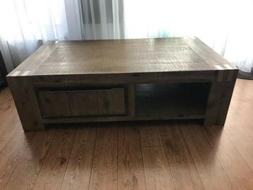 Salon tafel beschikbaar voor biedingen