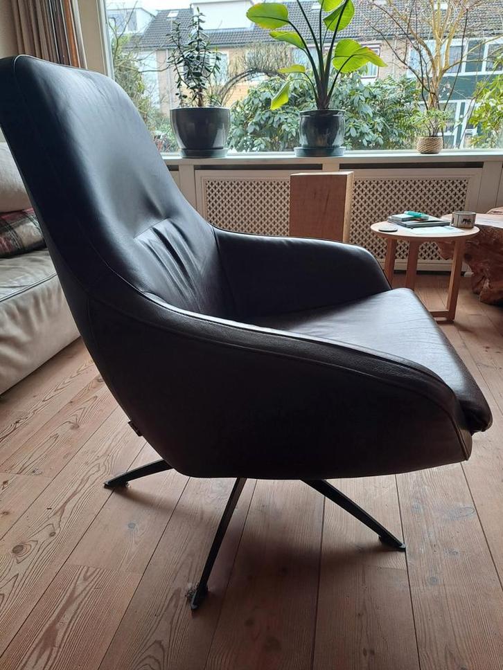 Mooie bruine draaifauteuil - comfortabel en stijlvol DYYK, Huis en Inrichting, Fauteuils, Gebruikt, Leer, Metaal, 75 tot 100 cm