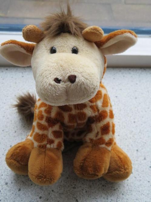 Giraffe of giraf van De Bijenkorf meet ca 20 cm neus /sta, Kinderen en Baby's, Speelgoed | Knuffels en Pluche, Zo goed als nieuw