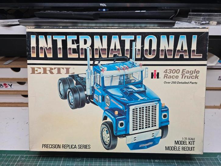 Ertl 8039 International 4300 Eagle racetruck., Hobby en Vrije tijd, Modelbouw | Auto's en Voertuigen, Zo goed als nieuw, Truck