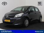 Toyota Yaris 1.0 VVT-i Aspiration (bj 2012), Auto's, Gebruikt, Zwart, Origineel Nederlands, Bedrijf