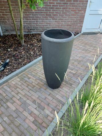 Grote Betonnen Bloempot beschikbaar voor biedingen