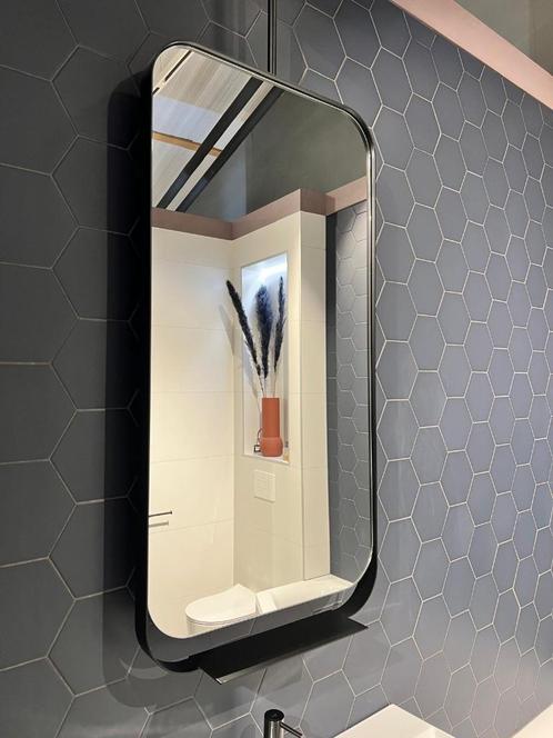 Spiegel Thebalux zwart kader met planchet, Huis en Inrichting, Woonaccessoires | Spiegels, Zo goed als nieuw, Minder dan 50 cm