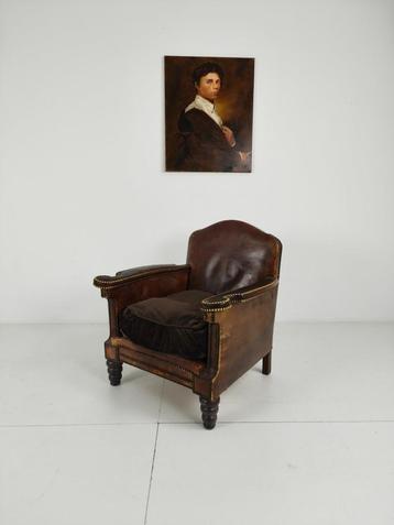 Antieke Leren Clubfauteuil – Met Klassieke Studdetailing beschikbaar voor biedingen