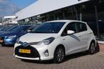 Toyota Yaris 1.5 Hybrid Dynamic 2e EIG_LED_KEYLESS_CAM_NAVI_, Gebruikt, 4 cilinders, 1070 kg, Wit