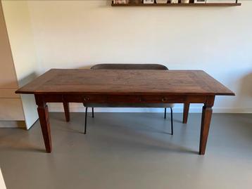 Prachtig massief houten, grote tafel beschikbaar voor biedingen