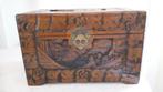 KAMFER OOSTERS KISTJE MET SNIJWERK EN KOPER SLUITWERK, Ophalen of Verzenden