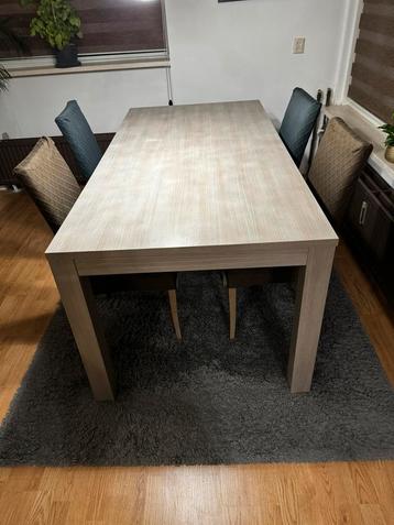 Eettafel inclusief 6 stoelen en 2 tapijten kleur grijs. 