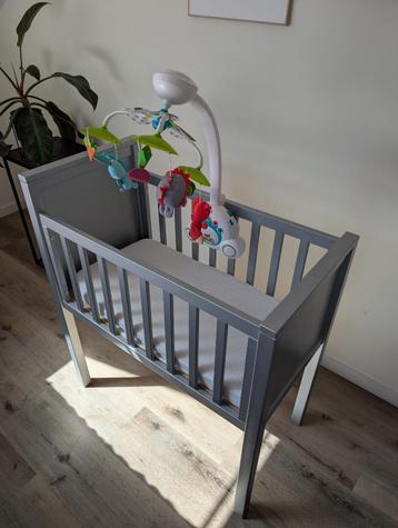 Ledikant met matras van aero sleep en babymobiel / Babybed beschikbaar voor biedingen