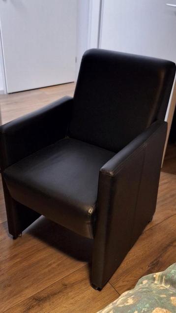 Fauteuil zwart keurige staat.  beschikbaar voor biedingen