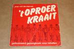 't Oproer kraait - Geïllustreerd gezangboek voor rebellen, Boeken, Ophalen of Verzenden, Gelezen