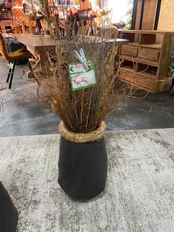 Bloempot met kunsttakken beschikbaar voor biedingen