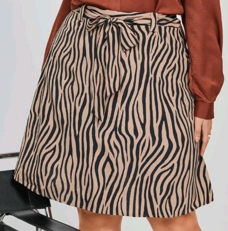 Mooie nieuwe rok. Maat 2XL (44), Kleding | Dames, Rokken, Zo goed als nieuw, Maat 42/44 (L), Zwart, Onder de knie, Ophalen of Verzenden