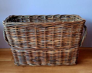 Vintage hoge rieten mand beschikbaar voor biedingen