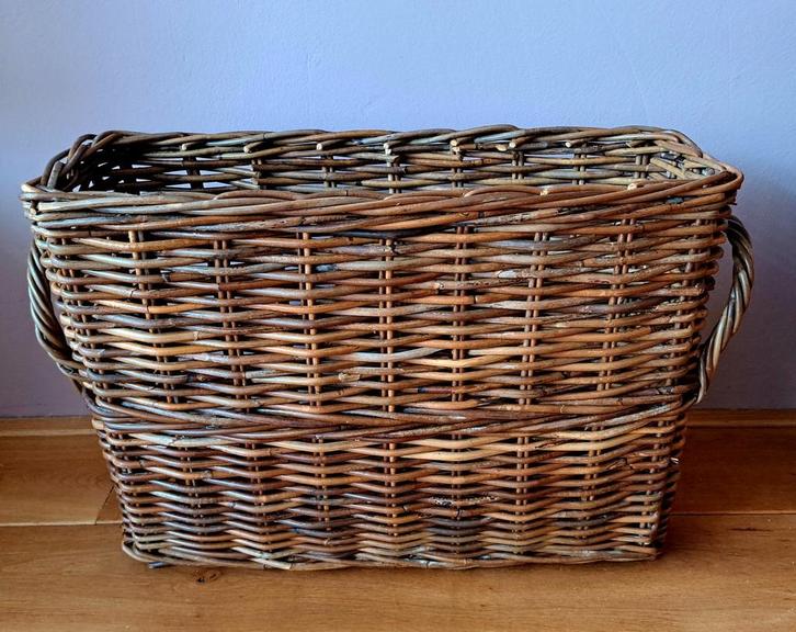 Vintage hoge rieten mand, Huis en Inrichting, Woonaccessoires | Schalen en Manden, Zo goed als nieuw, Rechthoekig, Riet, Ophalen of Verzenden