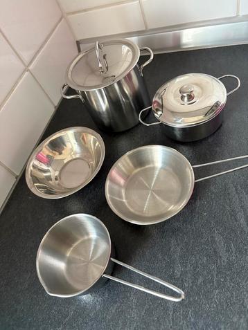 Speelgoed pannetjes voor in kinderkeukentje. beschikbaar voor biedingen