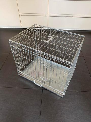 Metalen hondenbenche beschikbaar voor biedingen