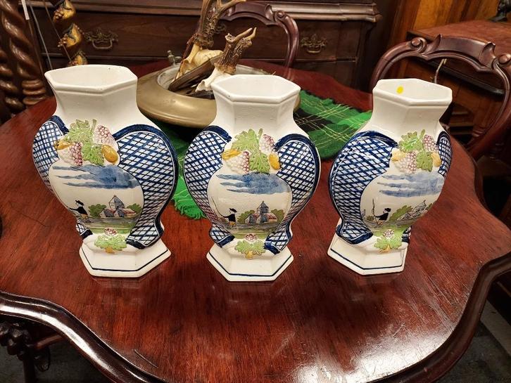 3 Delftse vazen, polychroom landschap decor met visser., Antiek en Kunst, Antiek | Vazen, Verzenden